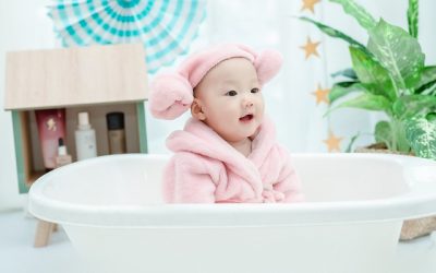 Il y a des règles à suivre quand on donne un bain au bébé