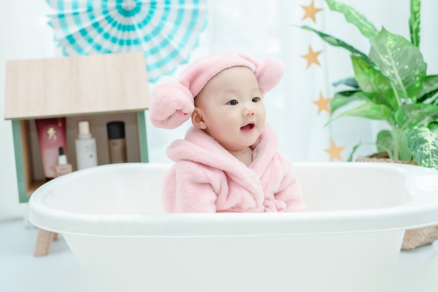 Il y a des règles à suivre quand on donne un bain au bébé